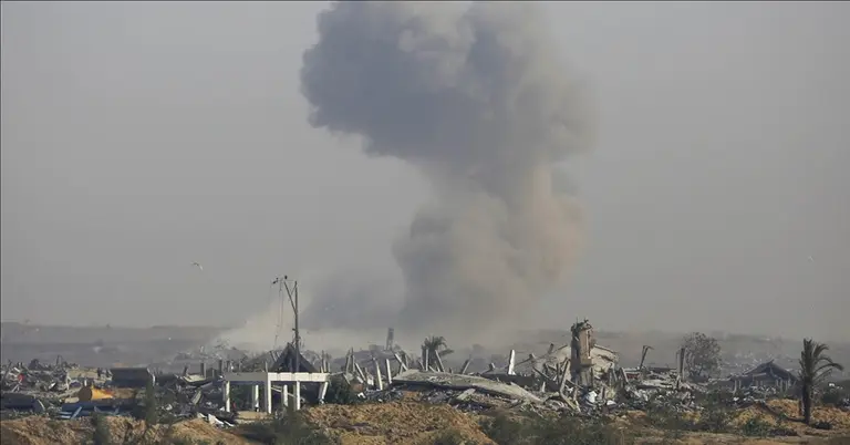 গাজায় ইসরাইলের হামলায় ধ্বংসপ্রাপ্ত একটি স্থানের ছবি
